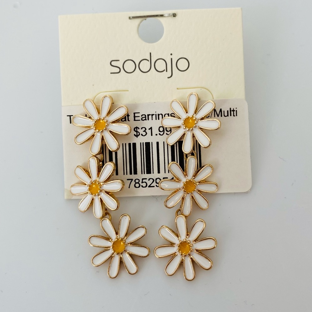 Daisy drop earrings🌼